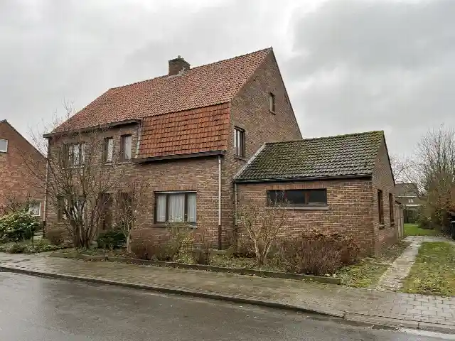 Maison belge avec une toiture en tuiles et une annexe en tuiles béton envahies de mousse